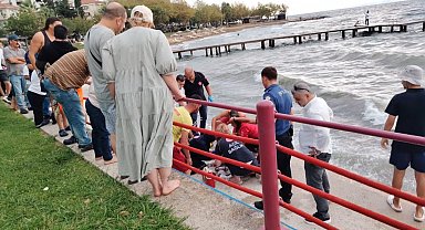 Arkadaşıyla tartışıp denize atlayan kadın boğulma tehlikesi geçirdi