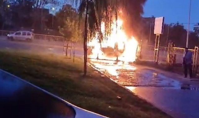 Arnavutköy'de seyir halindeki kamyonet alev topuna döndü