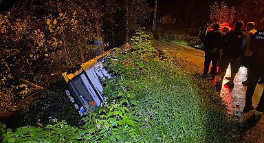 Artvin'de kamyon dere yatağına devrildi: 1 yaralı