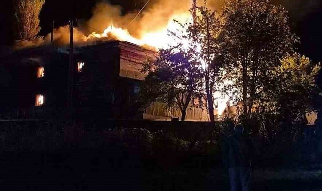 Artvin'de tarihi camide çıkan yangın lojmana sıçradı