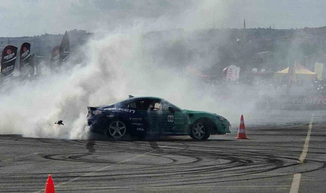 Asfaltı yakıp geçtiler: Tekirdağ'da nefes kesen drift şovu