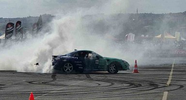 Asfaltı yakıp geçtiler: Tekirdağ'da nefes kesen drift şovu