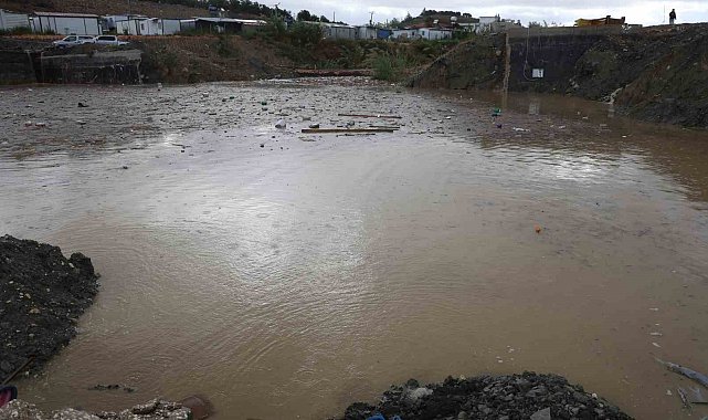 Aşırı yağışla birlikte derelerin debisi artarken, göle dönen yollar sürücüleri zorladı