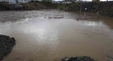Aşırı yağışla birlikte derelerin debisi artarken, göle dönen yollar sürücüleri zorladı