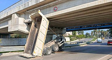 ASKİ kamyonunun damperi köprüde takılı kaldı