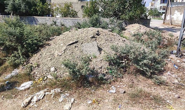 ASKİ'nin altyapı çalışması sonrası bıraktığı asfalt atıkları aylardır kaldırılmadı