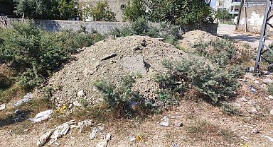 ASKİ'nin altyapı çalışması sonrası bıraktığı asfalt atıkları aylardır kaldırılmadı