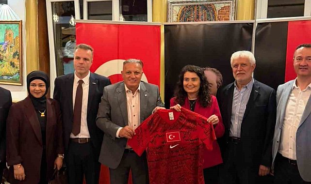 ATFF Başkanı Ayhan Yıldız'dan Başkonsolos Kaçar'a veda hediyesi