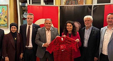 ATFF Başkanı Ayhan Yıldız'dan Başkonsolos Kaçar'a veda hediyesi