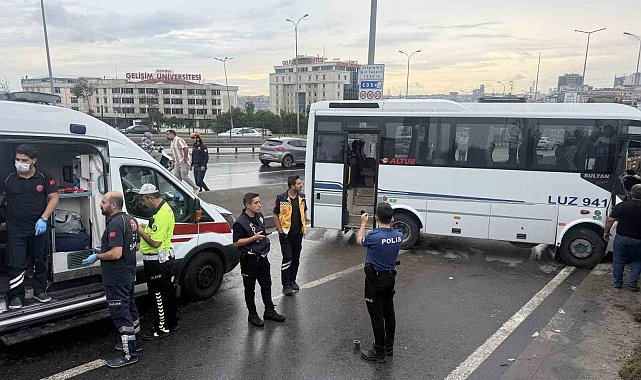 Avcılar D-100 yan yolda servis midibüsü kaza yaptı. Olay yerine sağlık ve polis ekipleri sevk edildi.