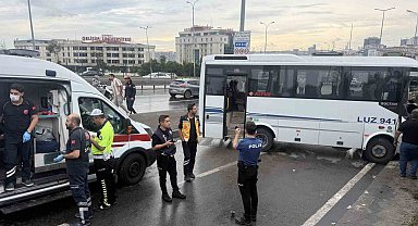 Avcılar D-100 yan yolda servis midibüsü kaza yaptı. Olay yerine sağlık ve polis ekipleri sevk edildi.