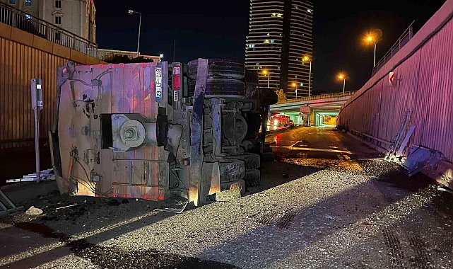 Avcılar'da asfalt kamyonu demir korkulukları aşarak alt geçit yoluna düştü