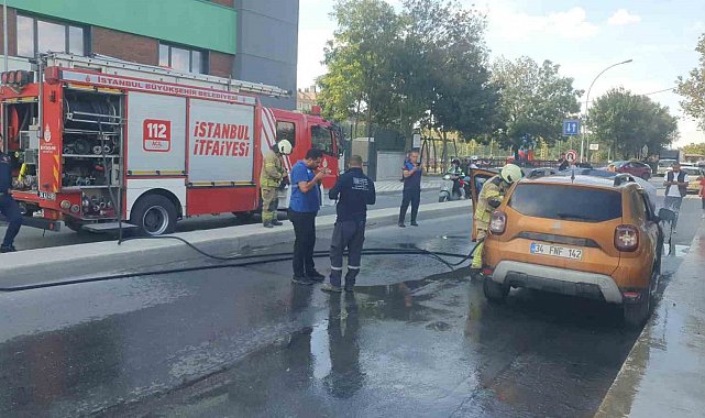Avcılar'da park halindeki araç alev alev yandı
