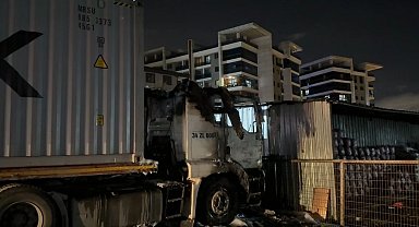 Avcılar'da park halindeki tır yandı