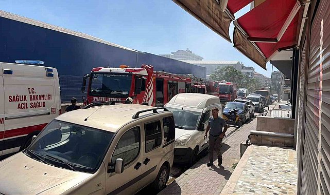 Avcılar'da tadilat sırasında çıkan yangın çatıyı sardı