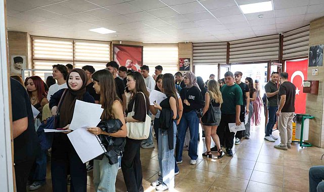 Aydın'da üniversiteliler AYKART için stantlara akın etti