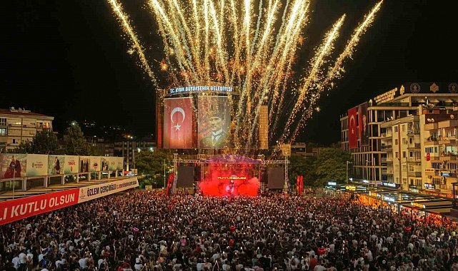 Aydın'ın kurtuluş coşkusu Atatürk Kent Meydanı'na sığmadı