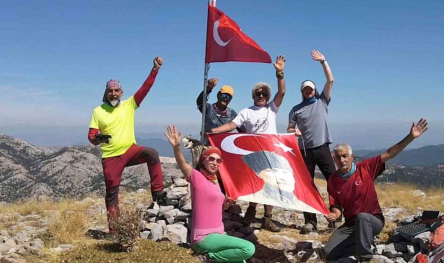 Ayıçtu Zirvesi'nde Gaziler Günü anısına Bayrak dalgalandırdılar