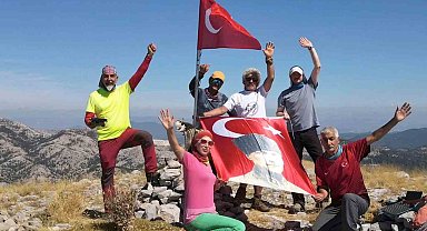 Ayıçtu Zirvesi'nde Gaziler Günü anısına Bayrak dalgalandırdılar