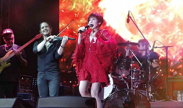 Ayvalık'ta Aydilge konserine yoğun ilgi