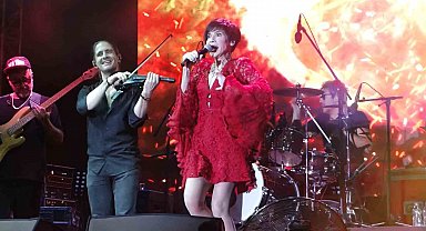 Ayvalık'ta Aydilge konserine yoğun ilgi