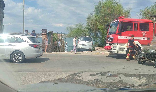 Ayvalık'ta otomobil bahçeye girdi, korkulan olmadı