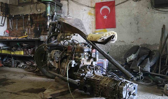Babası 'olmaz' dedi o ikna etti, araba motorundan motosiklet yaptı