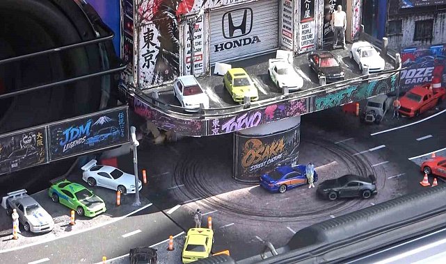 Bagajda drift atan oyuncak otomobil görenleri şaşırttı