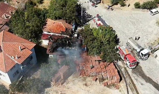 Bahçede temizlik için yaktığı ateş evini küle çevirdi