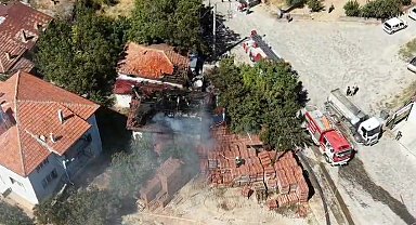 Bahçede temizlik için yaktığı ateş evini küle çevirdi