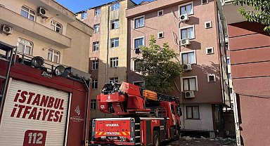 Bahçelievler'de kentsel dönüşüm kapsamında boşaltılan 7 katlı binanın çatısında yangın çıktı