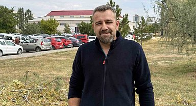 Bahçesinde sürünen yılanı fark etti, korkusuzca eline alıp sevdi