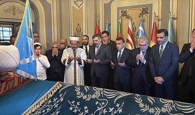 Bakan Çiftçi, Ertuğrul Gazi Türbesi'ni ziyaret etti, hafızlık öğrenimi gören öğrenciye bisiklet hediye etti