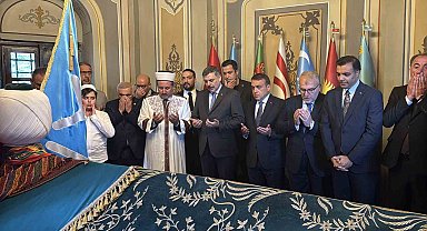 Bakan Çiftçi, Ertuğrul Gazi Türbesi'ni ziyaret etti, hafızlık öğrenimi gören öğrenciye bisiklet hediye etti