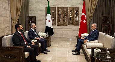 Bakan Fidan, Suriyeli mevkidaşı Şeybani ve Suriye İçişleri Bakanı Hattab ile üçlü görüşme gerçekleştirdi