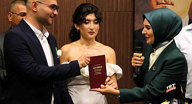 Bakan Göktaş, evlilik desteğinden yararlanan çiftin nikah şahidi oldu