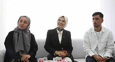 Bakan Göktaş, evlilik kredisinden yararlanan yeni evli çiftin ilk misafiri oldu