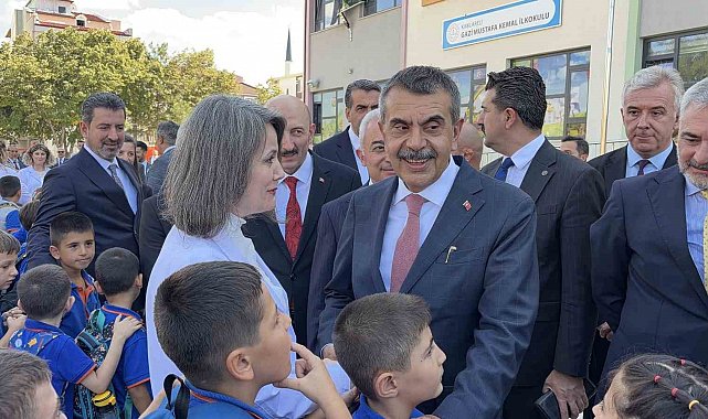 Bakan Tekin miniklerin bayrak törenine katıldı, öğretmenlerle bir araya geldi