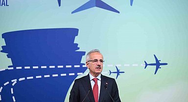 Bakan Uraloğlu: "Canlı uçuş takip sistemimiz sayesinde Türkiye hava sahasındaki iç hat, dış hat ve transit uçuşlar da harita üzerinden anlık olarak izlenebiliyor"
