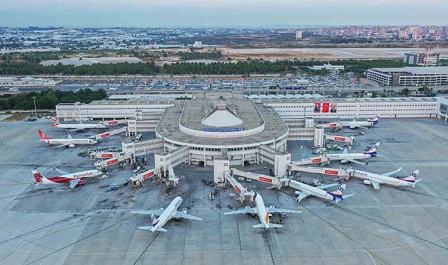 Bakan Uraloğlu: "Türkiye geneli havalimanları, direkt transit yolcular ile birlikte toplam 167 milyon 552 bin 966 yolcuya hizmet verdi"