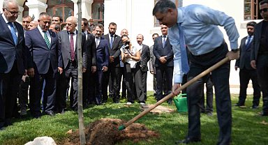 Bakanı Çiftçi, adını taşıyan çınar fidanını dikerek can suyu verdi