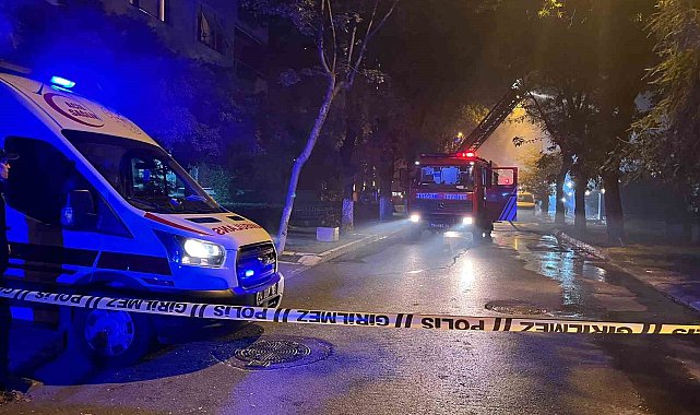 Bakırköy'de 4 katlı metruk binanın çatısı alevlere teslim oldu