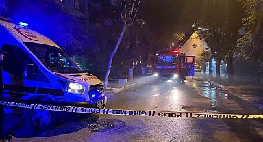Bakırköy'de 4 katlı metruk binanın çatısı alevlere teslim oldu