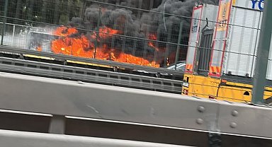 Bakırköy'de İETT otobüsü bilinmeyen bir nedenle alev alev yanmaya başladı. Olay yerine itfaiye ekipleri sevk edildi.