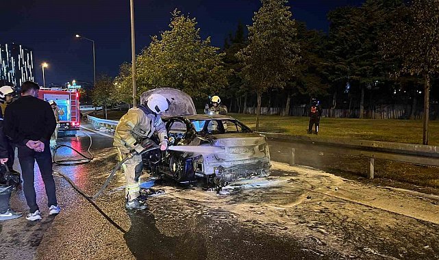 Bakırköy'de otomobil alev topuna döndü