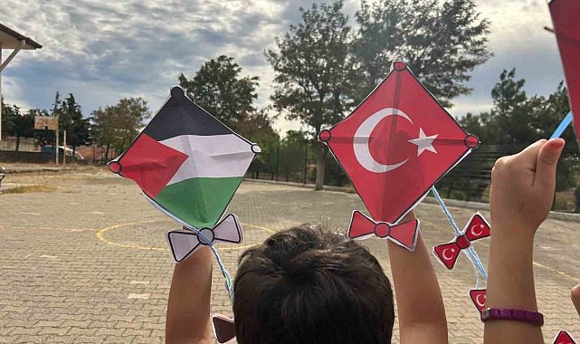 Balıkesir'in 20 ilçesinden gökyüzüne barış ve umut mesajı
