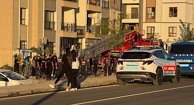 Balkon demirlerinde asılı kalan kadını, alt kattaki balkona tırmanarak kurtardı