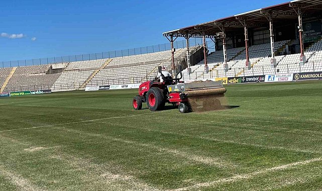 Bandırma'da 17 Eylül Stadı'nın çim zemini bakıma alındı