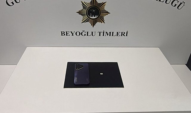 Bankta unutulan cep telefonunu çaldı