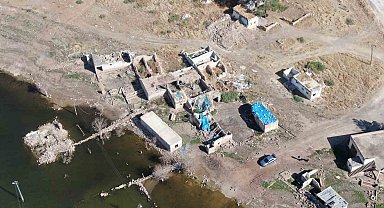 Baraj sularına gömülen köy, leyleklerin yuvası ve balıkçıların uğrak noktası oldu